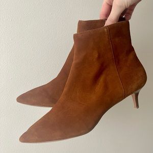 Genuine suede pointy-toe Bootie w kitten heel